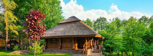 Połączenie relaksu i przygody: Aktywności wokół domku leśnego z sauną i jacuzzi